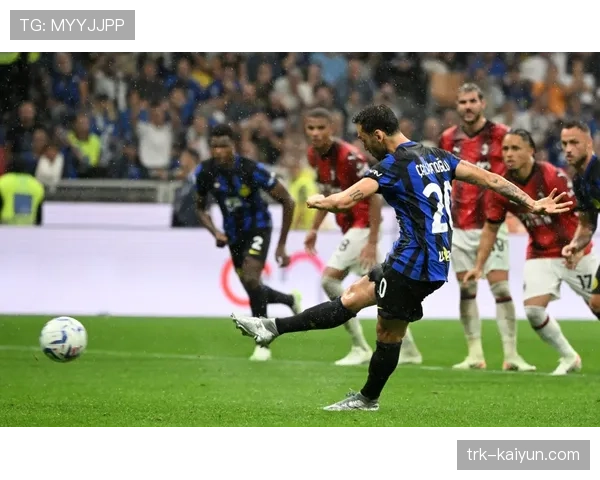 特写：国米夺冠之战，恰尔汗奥卢打入点球后，奔向看台与患病小球迷庆祝。