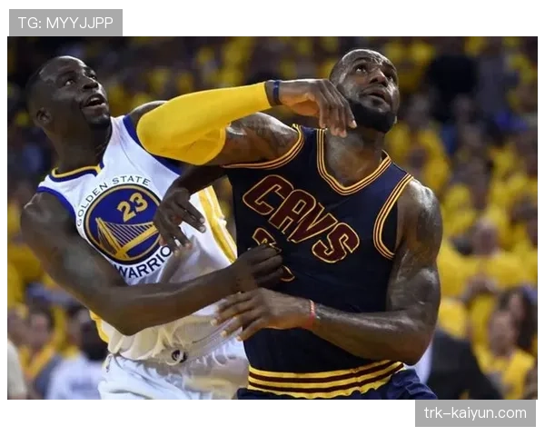 特写:追梦格林在关键防守成功后,拍打地板激励队友